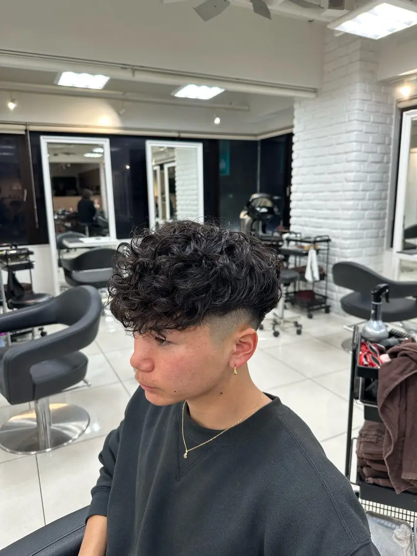 ショート パーマ メンズ メンズパーマ スペインカール カット パーマ トリートメント フェザーパーマ職人 🪶ryosukeのヘアスタイル
