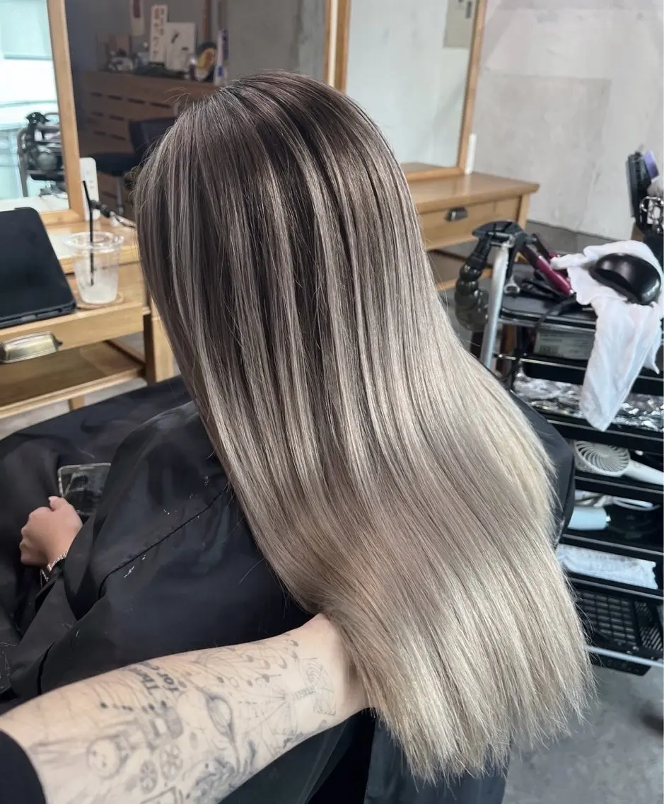 セミロング カラー バレイヤージュ シルバー ホワイトシルバー レイヤーカット 指名数No.1 /NAOYAのヘアスタイル