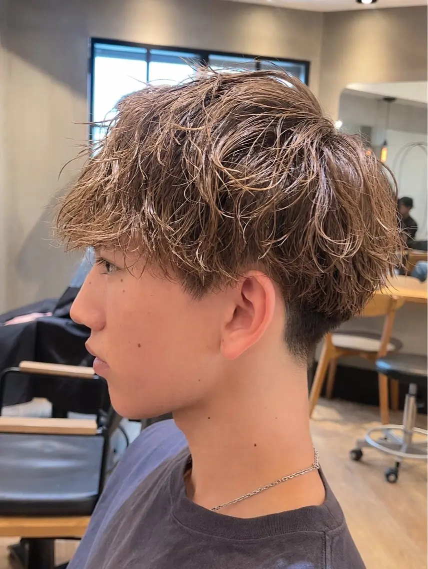 ショート パーマ メンズ ビジネス センターパート フェードカット フェザーパーマ メンズ韓国風 カット ヘアカラー トリートメント ヘアセット 新宿メンズ専門 モテ清潔感パーマ特化のヘアスタイル