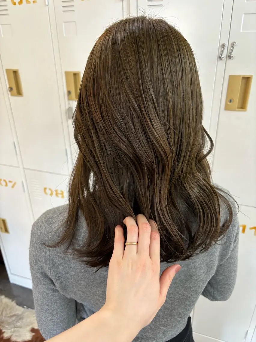 セミロング カラー ベージュカラー オリーブベージュ LOMARLIE JURIAのヘアスタイル