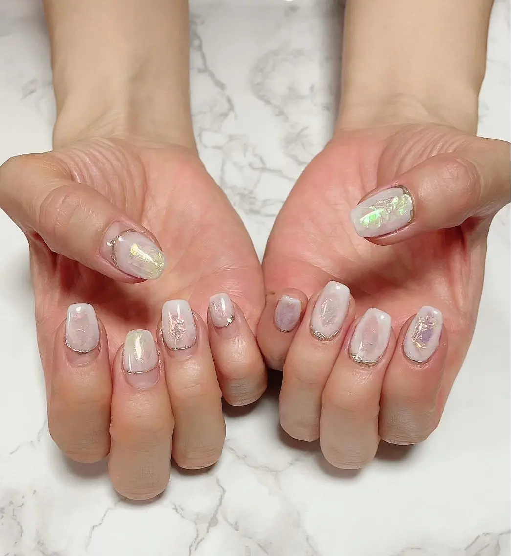 ネイル オーロラネイル ホワイト atelier chic+のネイルデザイン