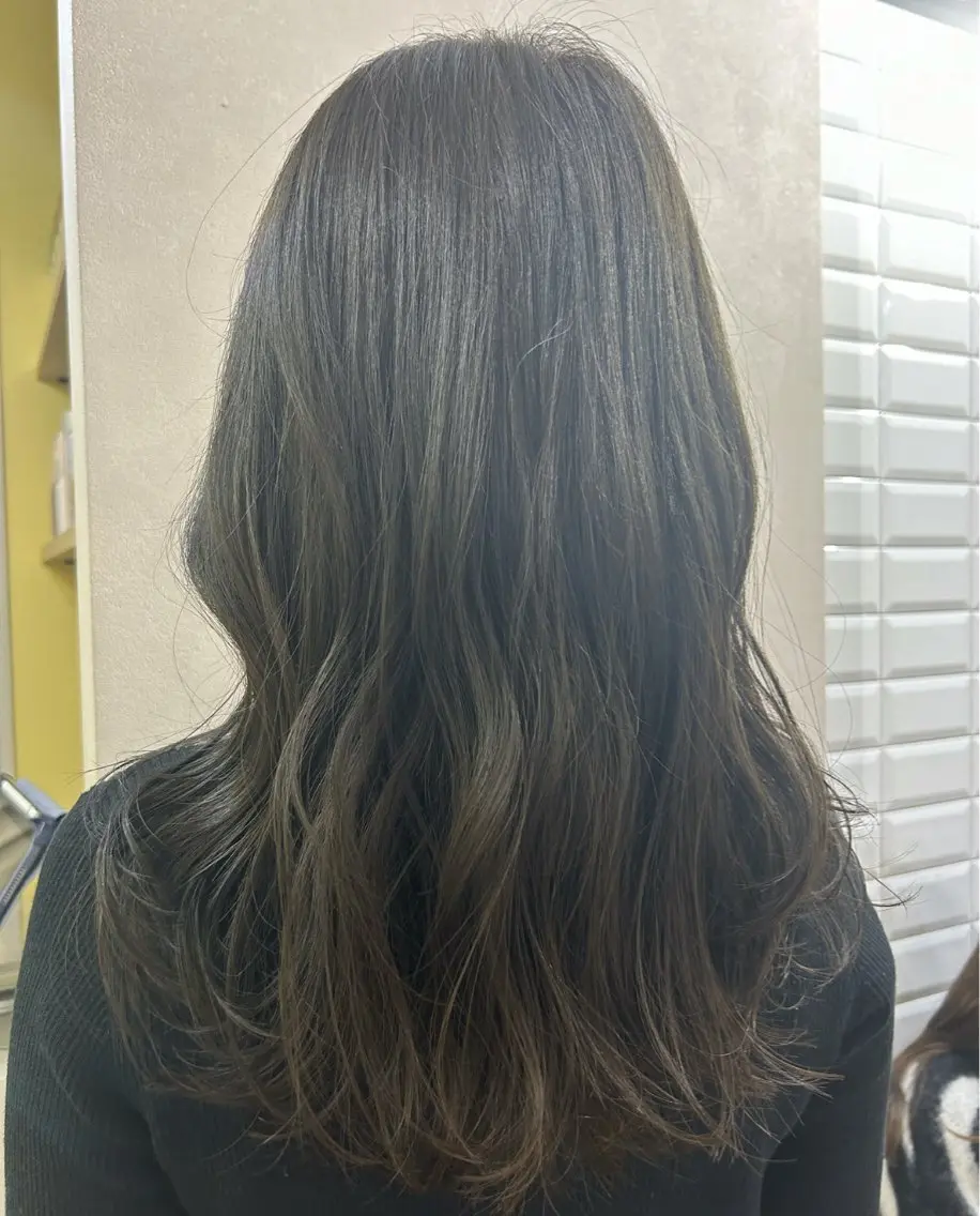ロング カラー アッシュ ブリーチ ブリーチなしカラー オリーブアッシュ hubhair レイヤー/透明感のヘアスタイル