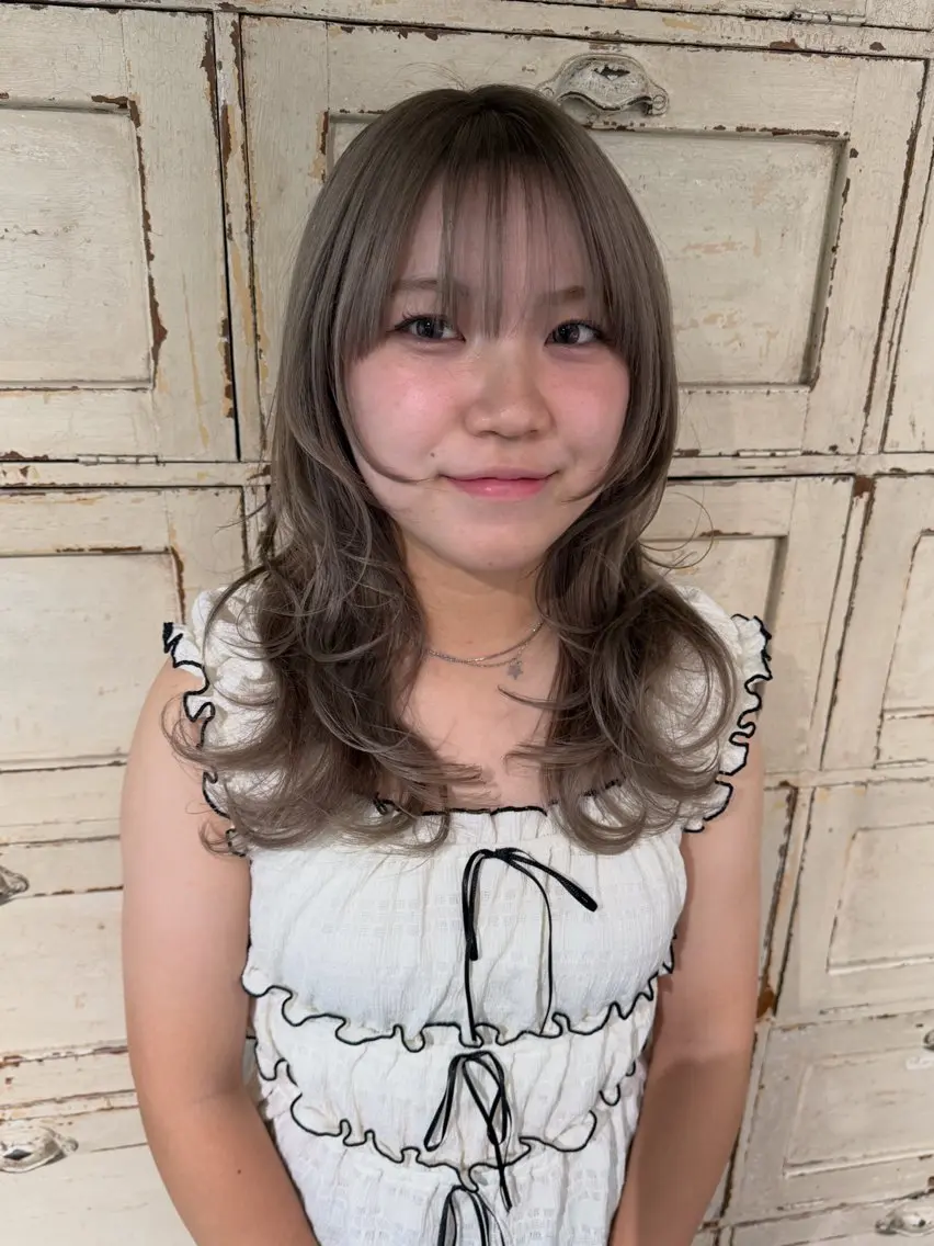 セミロング カラー ベージュカラー ブリーチ オリーブベージュ カット ヘアカラー RorriM natsuのヘアスタイル