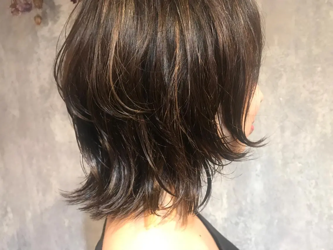 ミディアム カラー 外ハネヘア ウルフカット カット ヘアカラー トリートメント vato バトのヘアスタイル