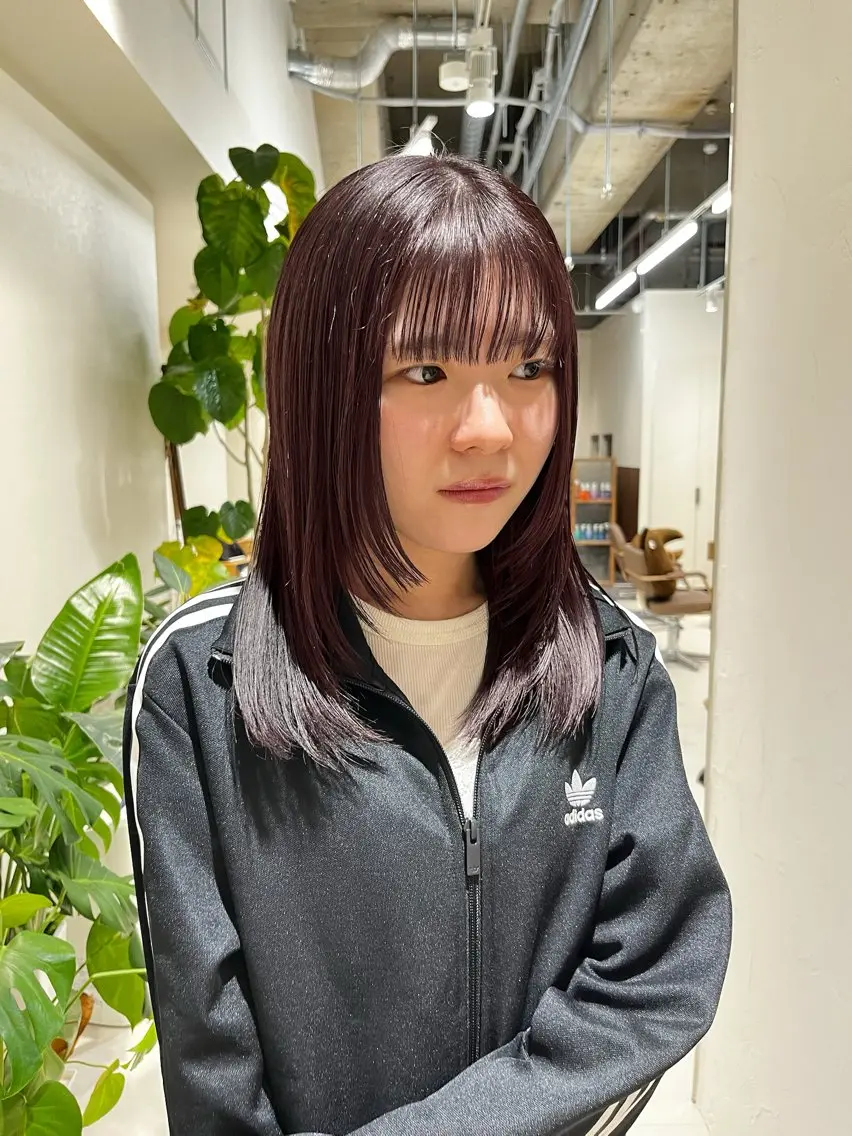 ミディアム カラー カシス レッドカラー 顔まわりレイヤー レイヤーカット カット ヘアカラー トリートメント レイヤーカット/ブラ ウンカラー/河野凜のヘアスタイル