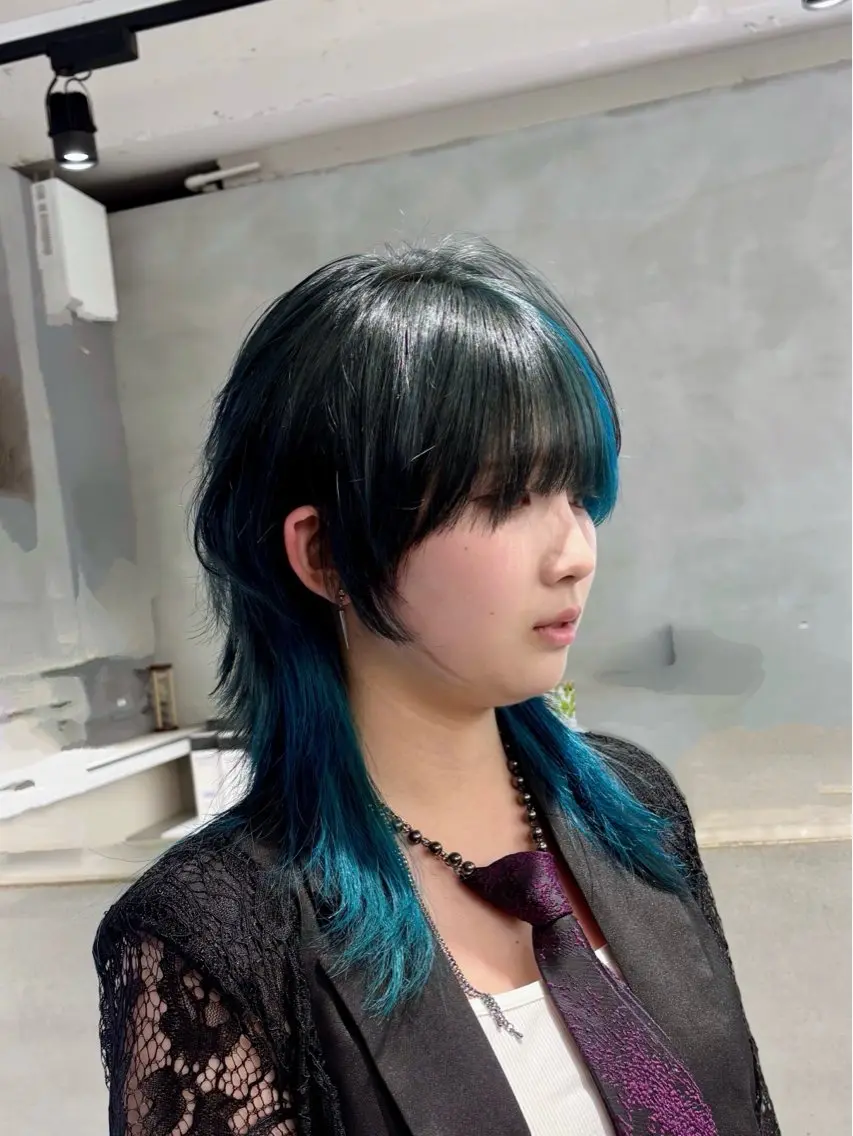 ミディアム カラー ヘアアレンジ ブルーカラー デザインカラー ウルフカット カット ヘアカラー ハイトーン×似合わせ Shoseiのヘアスタイル