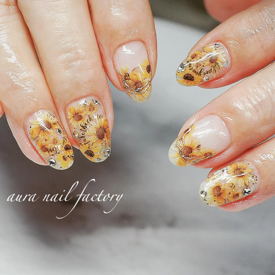 ショート カラー ネイル ニュアンスネイル 赤色 赤羽 aura 深爪矯正 自爪育成のネイルデザイン