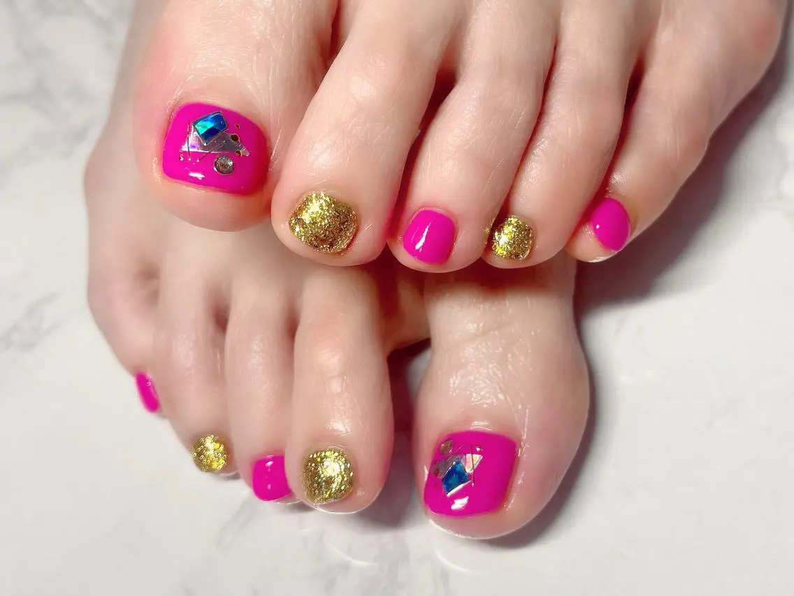 ネイル ゴールド ピンク フットネイル Nail Salon KURELLYのネイルデザイン