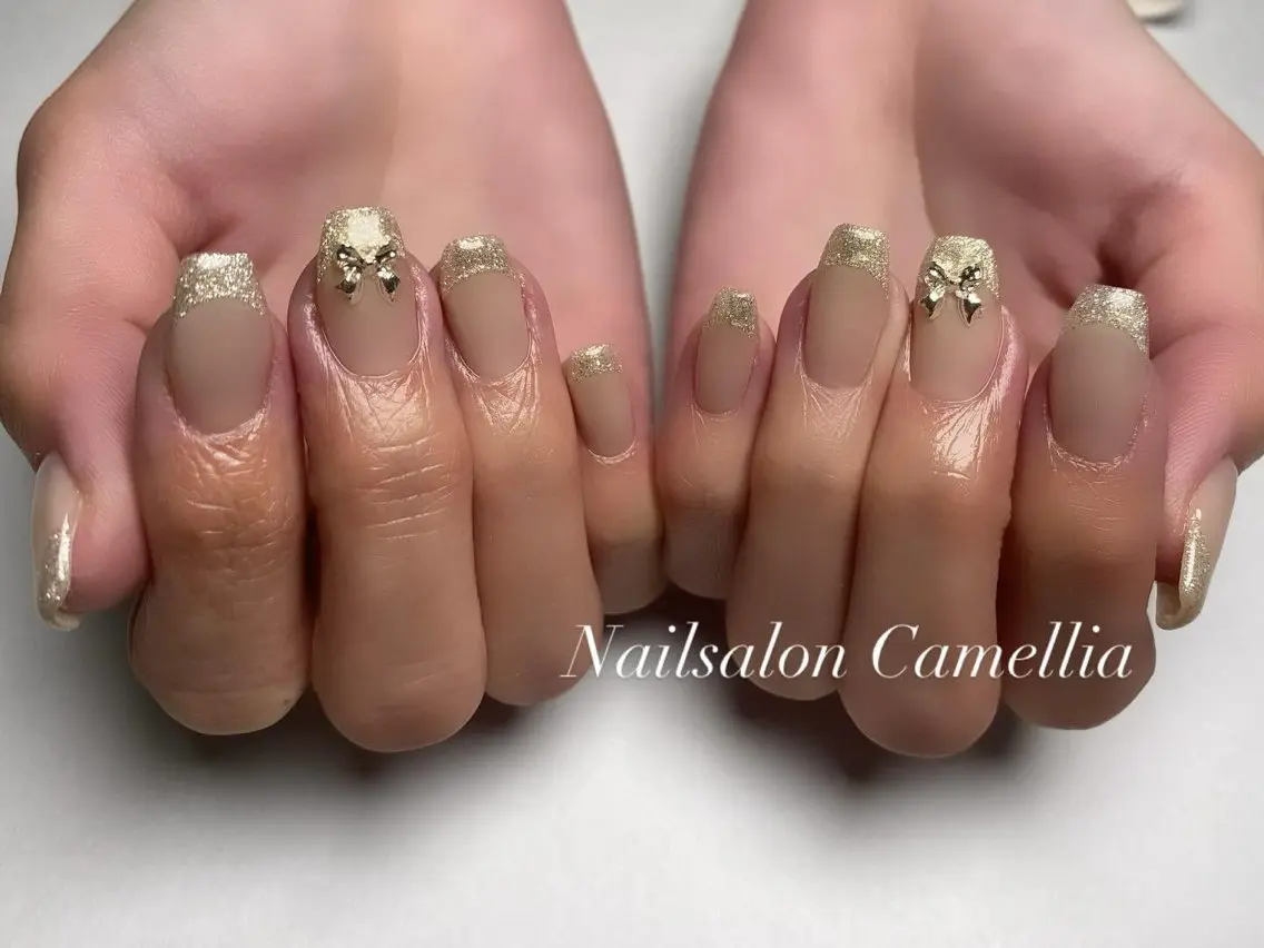 ネイル フレンチネイル ラメ(グリッター) ホワイト ハンドネイル nailsalon camelliaのネイルデザイン