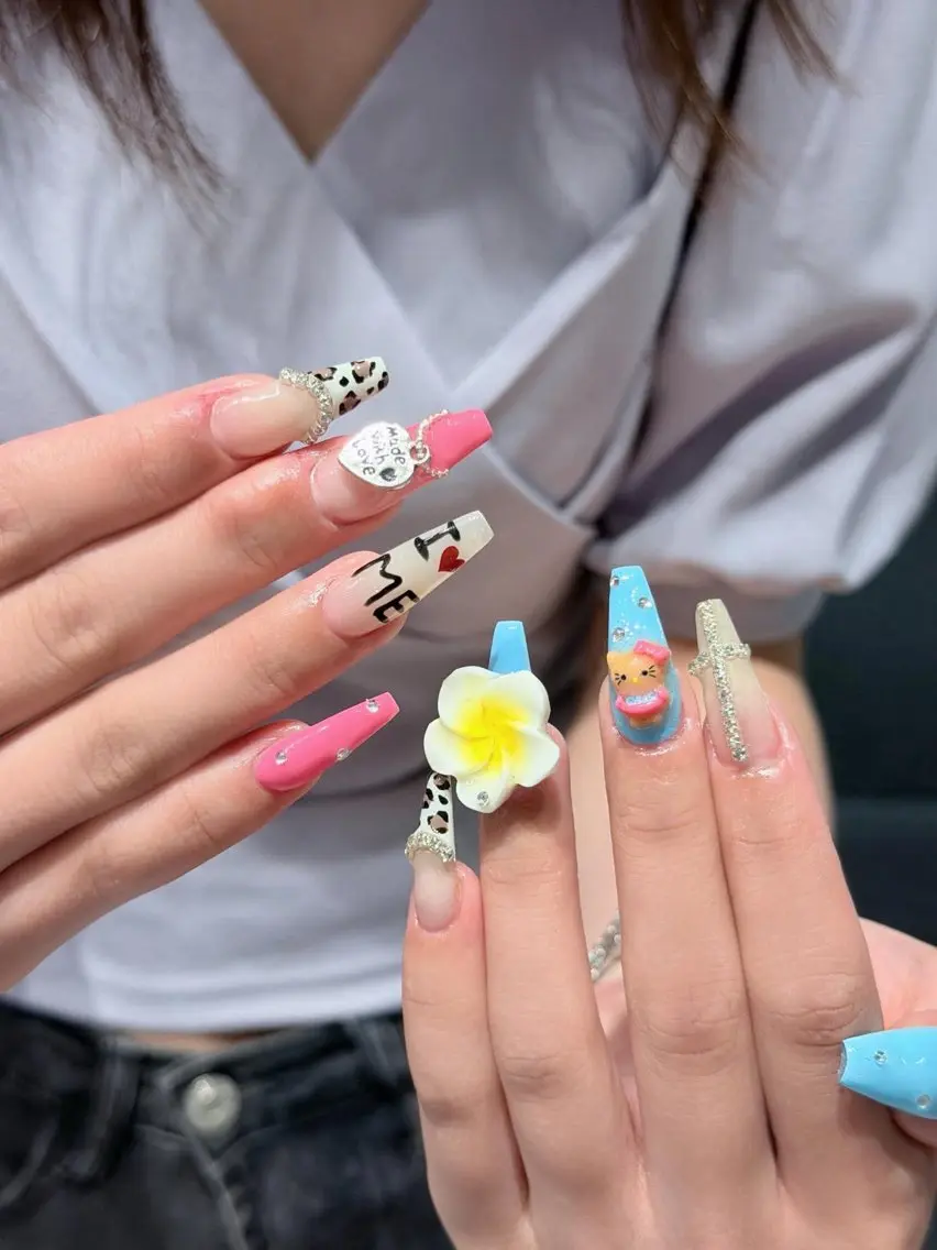 ネイル チークネイル ドット フレンチネイル グラデーション ハート ハンドネイル Eli Eli 新宿のネイルデザイン
