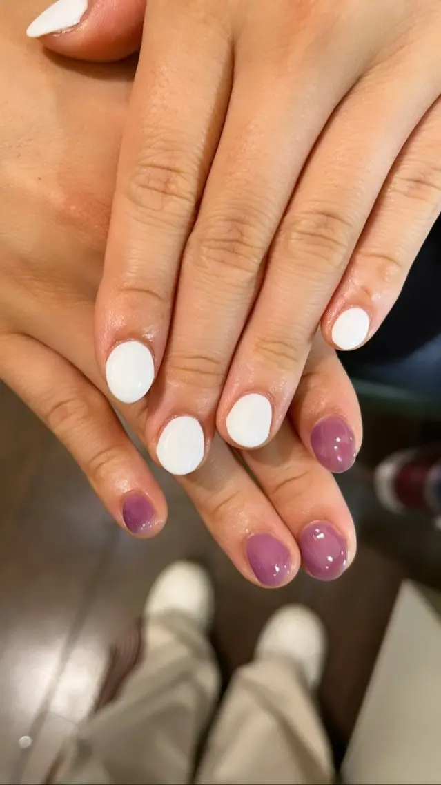ネイル ジェルネイル ネイビー ワンカラーネイル パラジェル ホワイト カットパーマ 🌀あさみのヘアスタイル