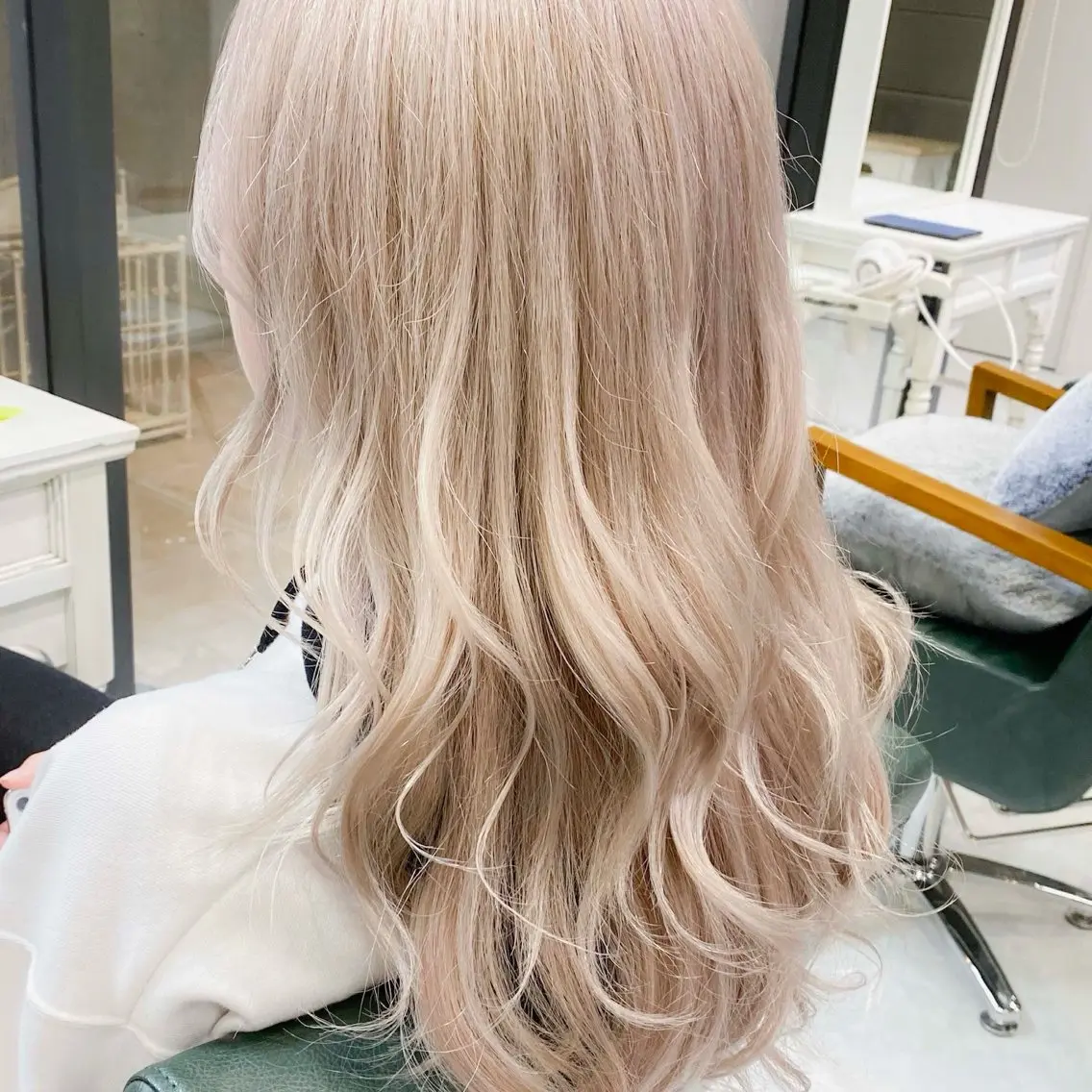 セミロング カラー ベージュカラー ブリーチ デザインカラー ハイトーンカラー ホワイトベージュ ヘアカラー トリートメント DAYS Men’sのヘアスタイル
