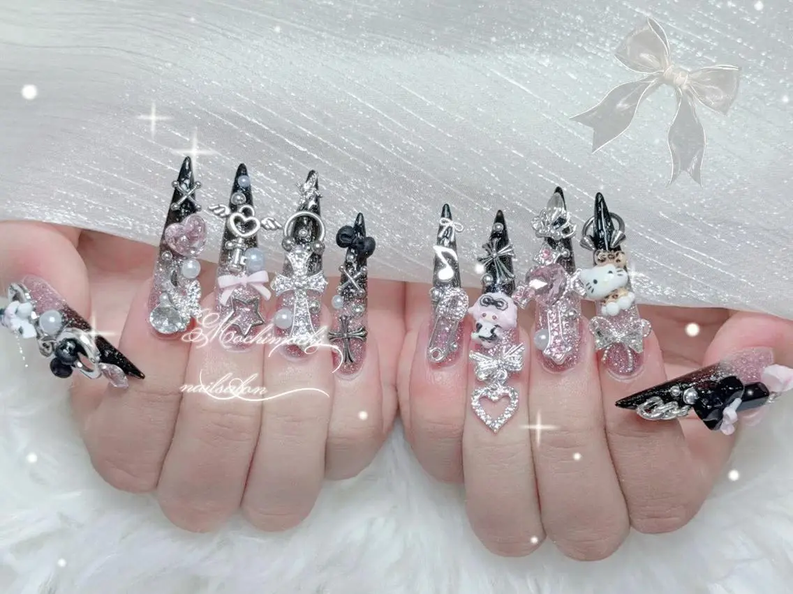 ネイル 長さ出し キラキラネイル 韓国ネイル ロングネイル マグネットネイル ハンドネイル ハンドケア Akira✨ nailのネイルデザイン