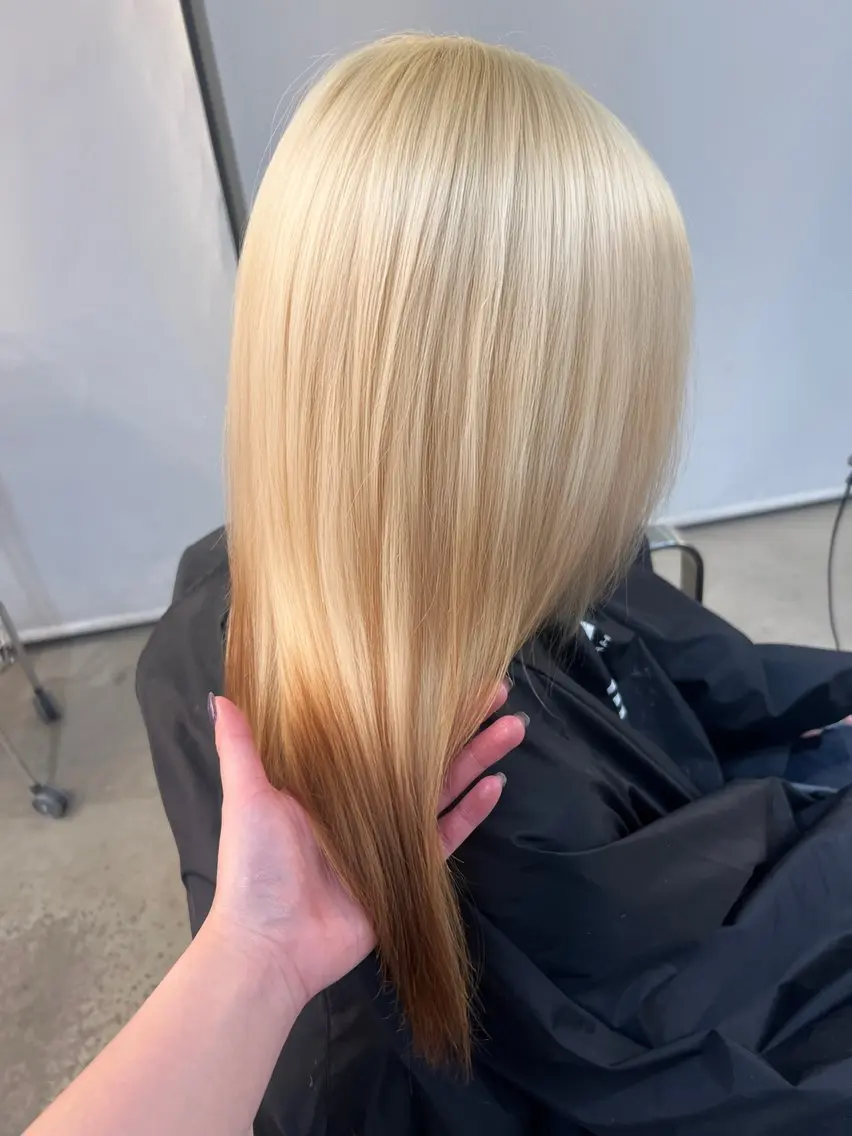 セミロング カラー ブリーチ デザインカラー トリートメント ヘアカラー 透明感ハイトーン🐩 原宿/yumekaのヘアスタイル
