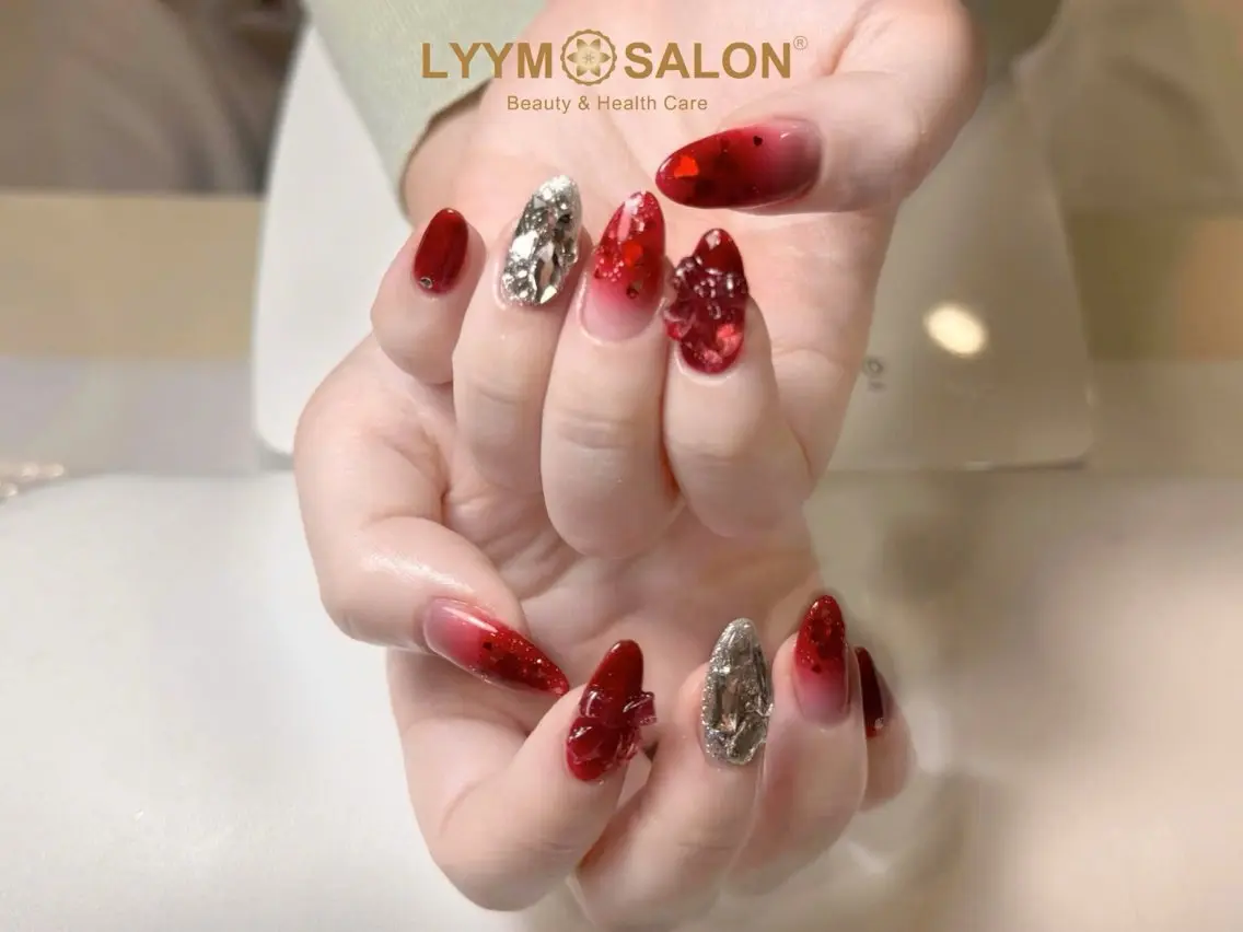ネイル アートネイル 長さ出し 韓国ネイル 赤色 シルバー ハンドネイル LYYM Salonのネイルデザイン