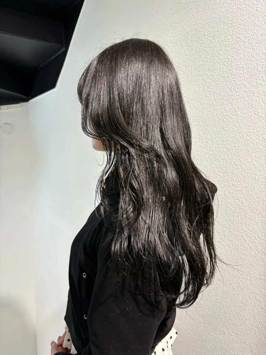 ロング カラー グレージュ ヘアカラー yiye shioriのヘアスタイル