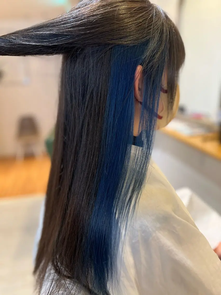 カラー ブリーチ ブルーカラー インナーカラー カット ヘアカラー つぼい Floraのヘアスタイル