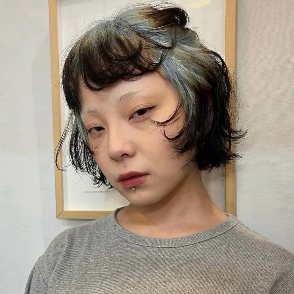 ミディアム カラー りゅうせい ハイトーンのヘアスタイル