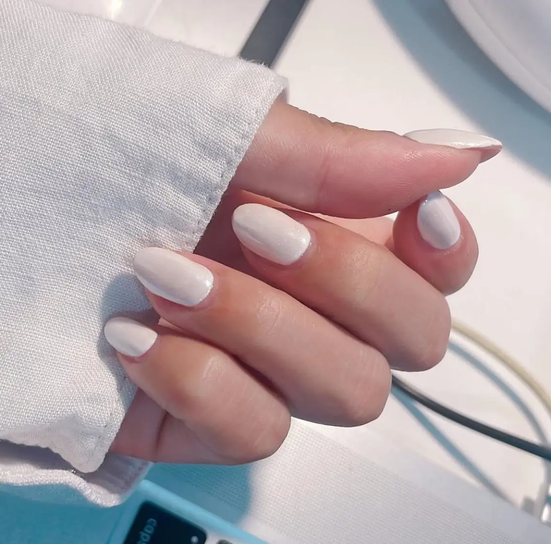 手:マグネット/ミラーネイル/シンプルなフレンチ/3色以上のカラー💅🏻の写真