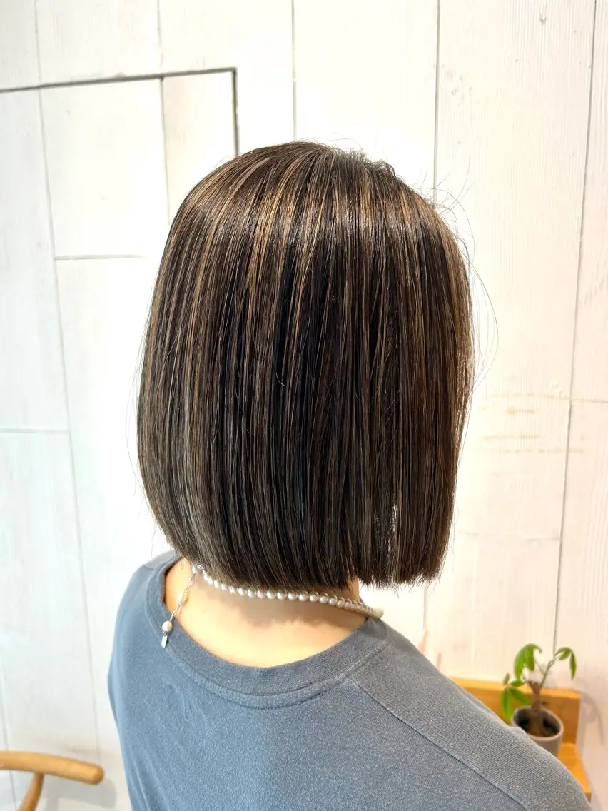 ミディアム カラー ハイライトカラー レイヤーカットのヘアスタイル