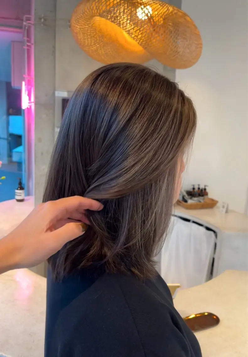 セミロング ハイライト 早稲田 千尋のヘアスタイル