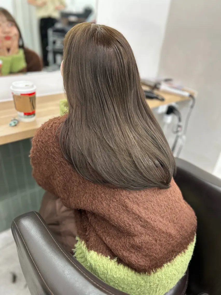 セミロング カラー ヘアアレンジ ベージュカラー ブリーチ グレージュ ブリーチなしカラー オリーブベージュ 【代表】 たき〜のヘアスタイル