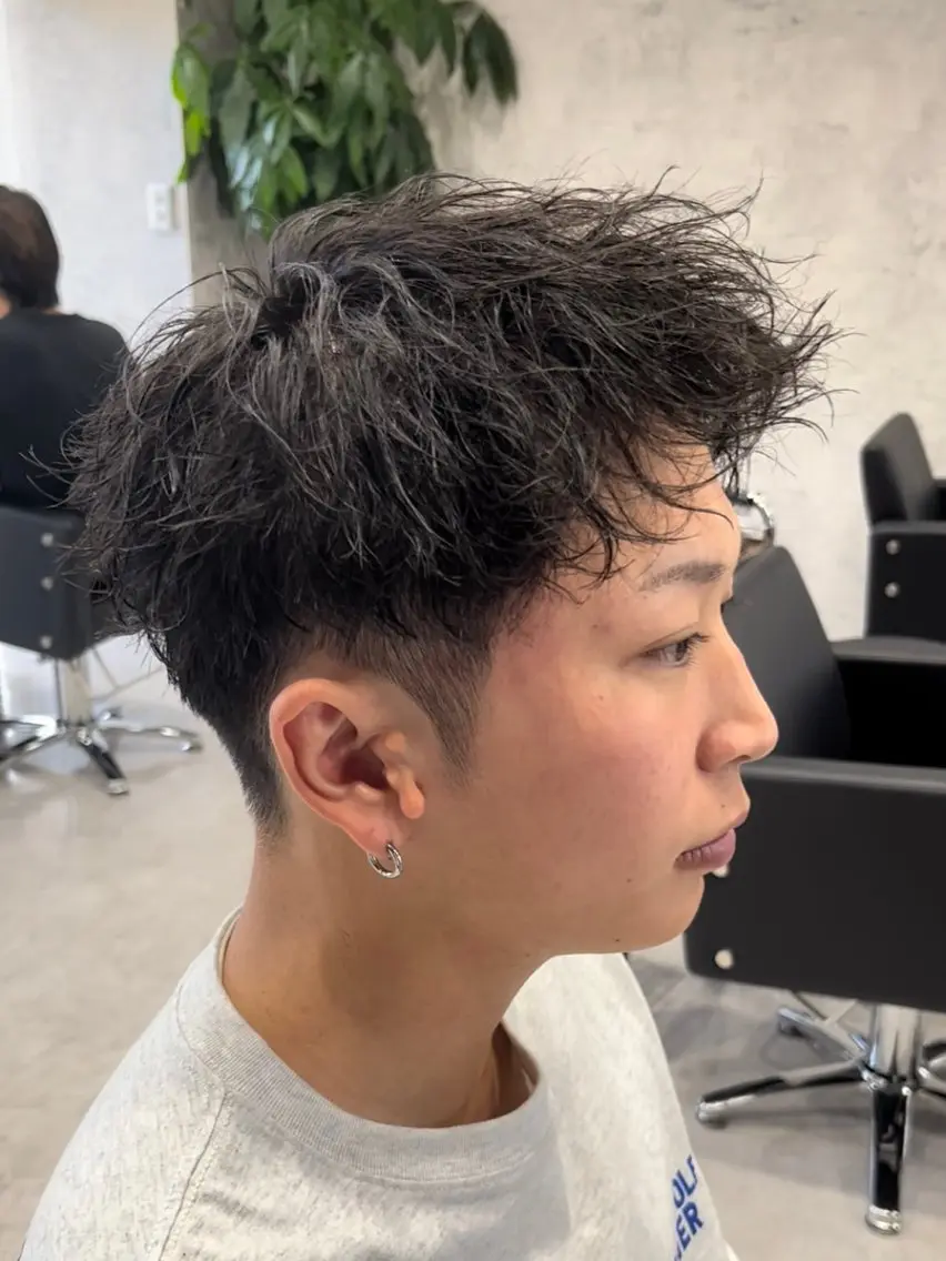 ショート パーマ メンズ アップバング メンズパーマ メンズショート ツイストスパイラルパーマ ショートヘア カット トリートメント 【店長】メンズ職人 短髪　ハイトーン🔥のヘアスタイル