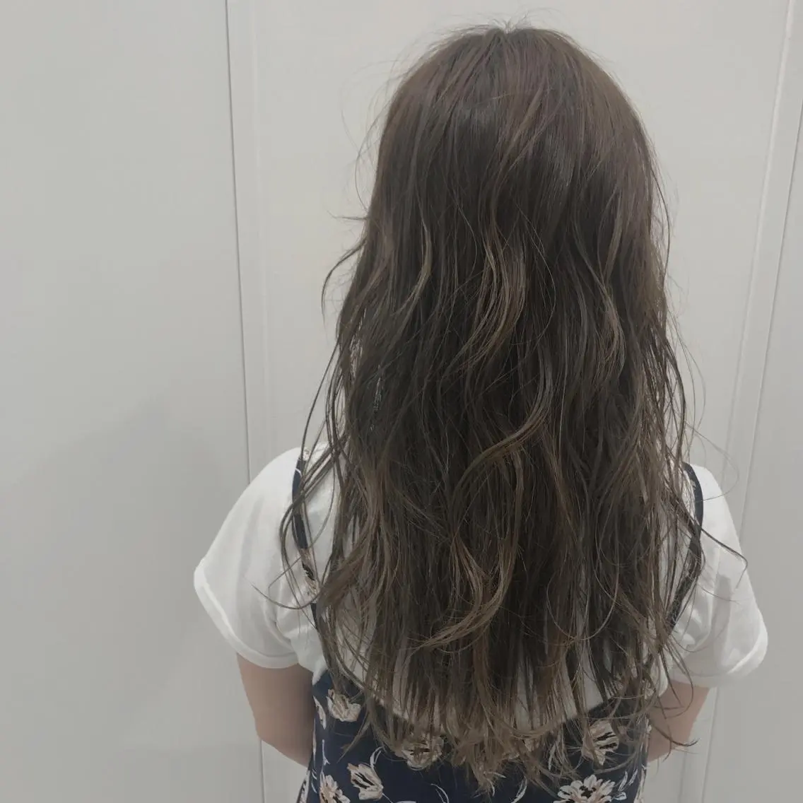 ロング カラー グレージュ ハイライトカラー ハイライト AGU akariのヘアスタイル