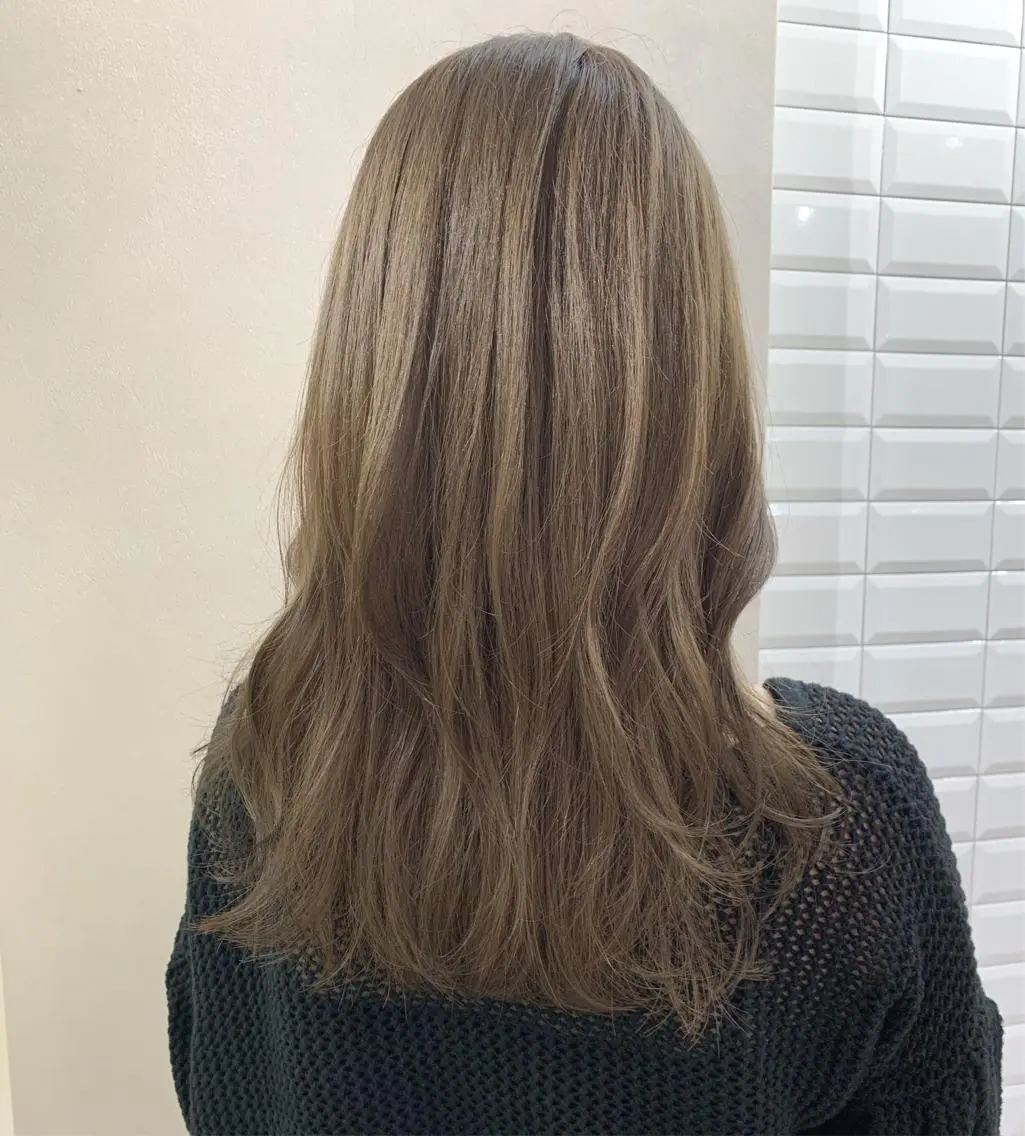 ロング カラー ブリーチ グレージュ ミルクティーグレージュ カット ヘアカラー トリートメント hubhair レイヤー/透明感のヘアスタイル