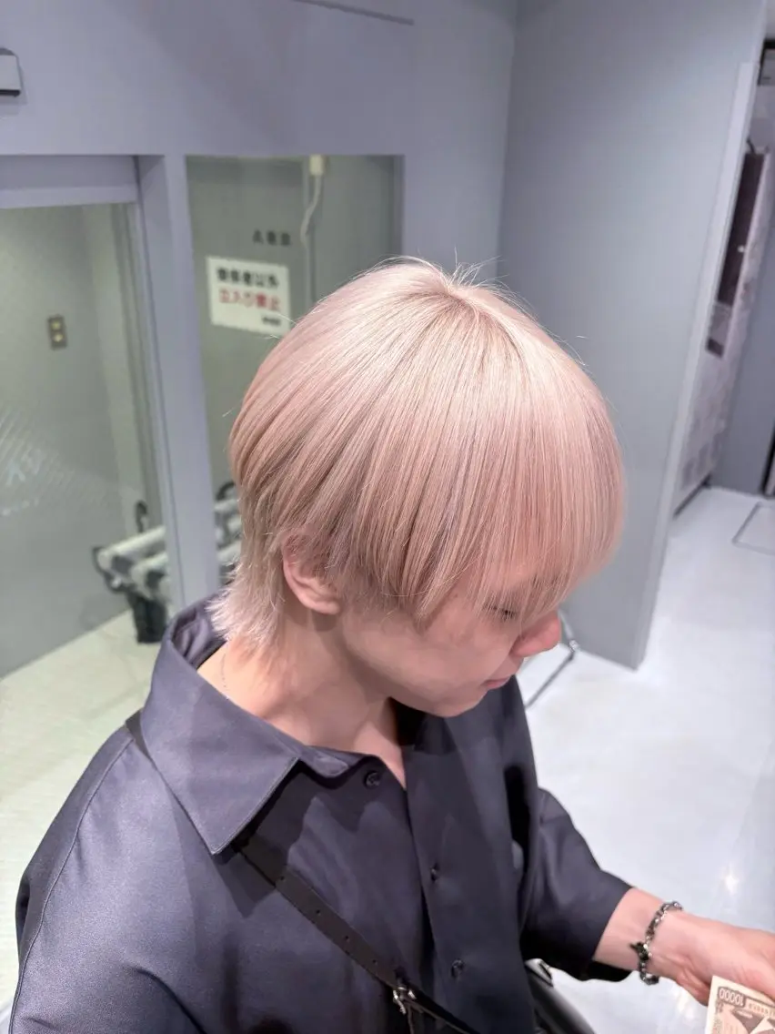 ミディアム カラー メンズ メンズウルフカット ベージュカラー ミルクティーベージュ ホワイトベージュ ウルフカット カット ヘアカラー トリートメント 新宿ケアブリーチ 🦖NANAのヘアスタイル