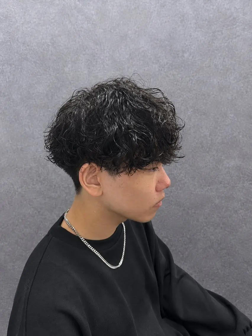パーマ メンズ メンズパーマ 波巻きパーマ センターパート特化 🌹RIO🌹のヘアスタイル