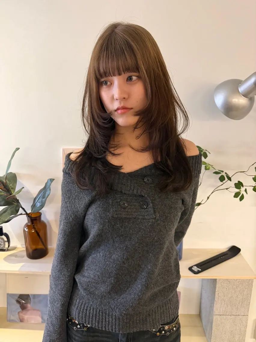 ロング カラー ベージュカラー ブリーチ ブロンド ケアブリーチ デザインカラー MIU/ルーツカラー 顔まわりレイヤーのヘアスタイル