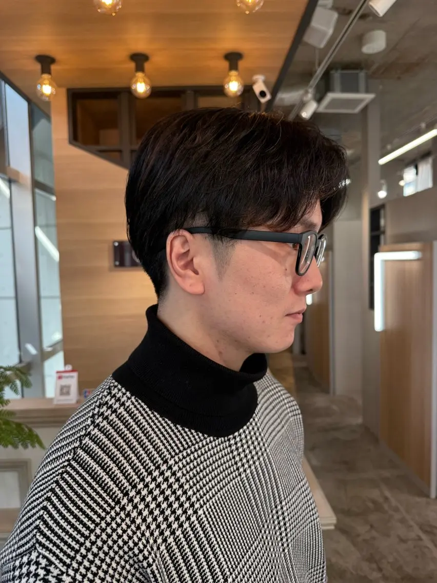 ショート メンズ センターパート ダウンパーマ フェザーパーマ メンズハイライト メンズ韓国風 藤崎百道メンズカット Zina/森井唯央のヘアスタイル