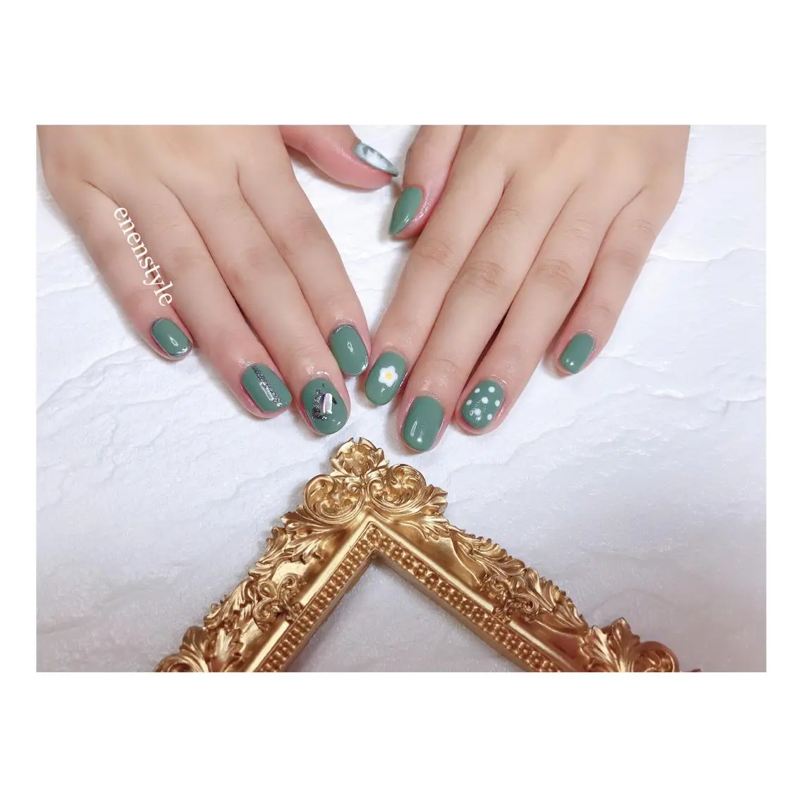 ショート ネイル ジェルネイル グリーン ニュアンスネイル オフィスネイル シンプルネイル ハンドネイル 🐾enen style 🐾のネイルデザイン