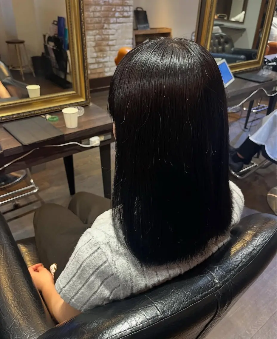 セミロング カラー 黒髪 小泉 ゆあのヘアスタイル