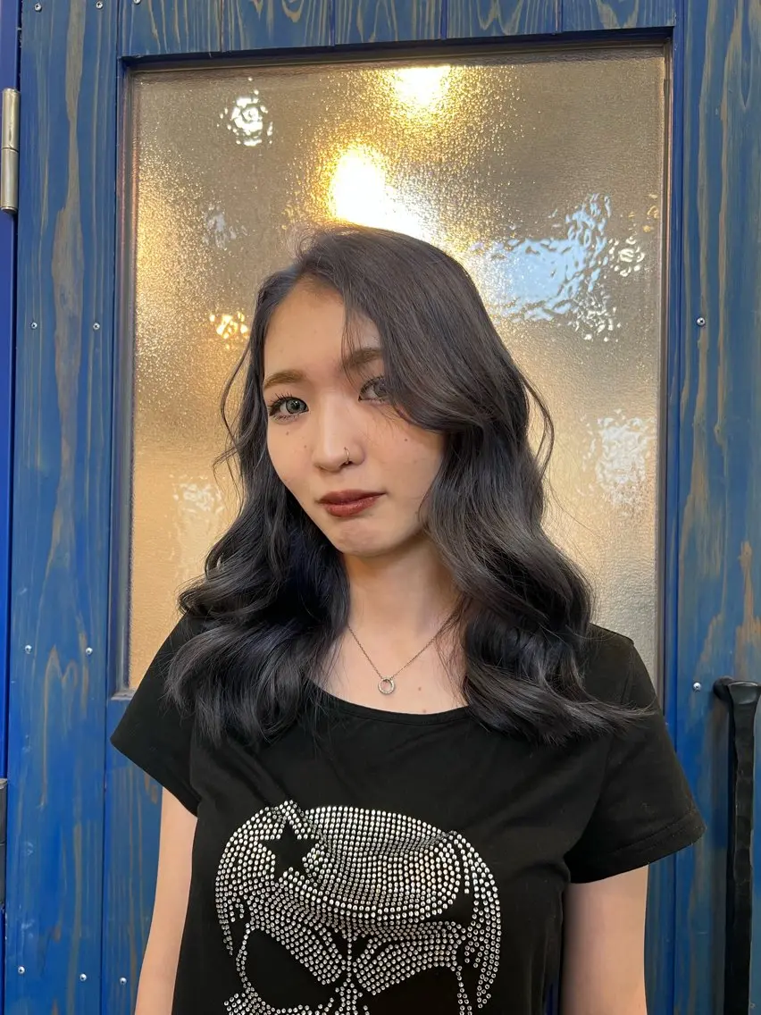 ミディアム カラー ブルーカラー ブルージュ 透明感カラー ハイトーンカラー カット ヘアカラー トリートメント Liere Muuのヘアスタイル