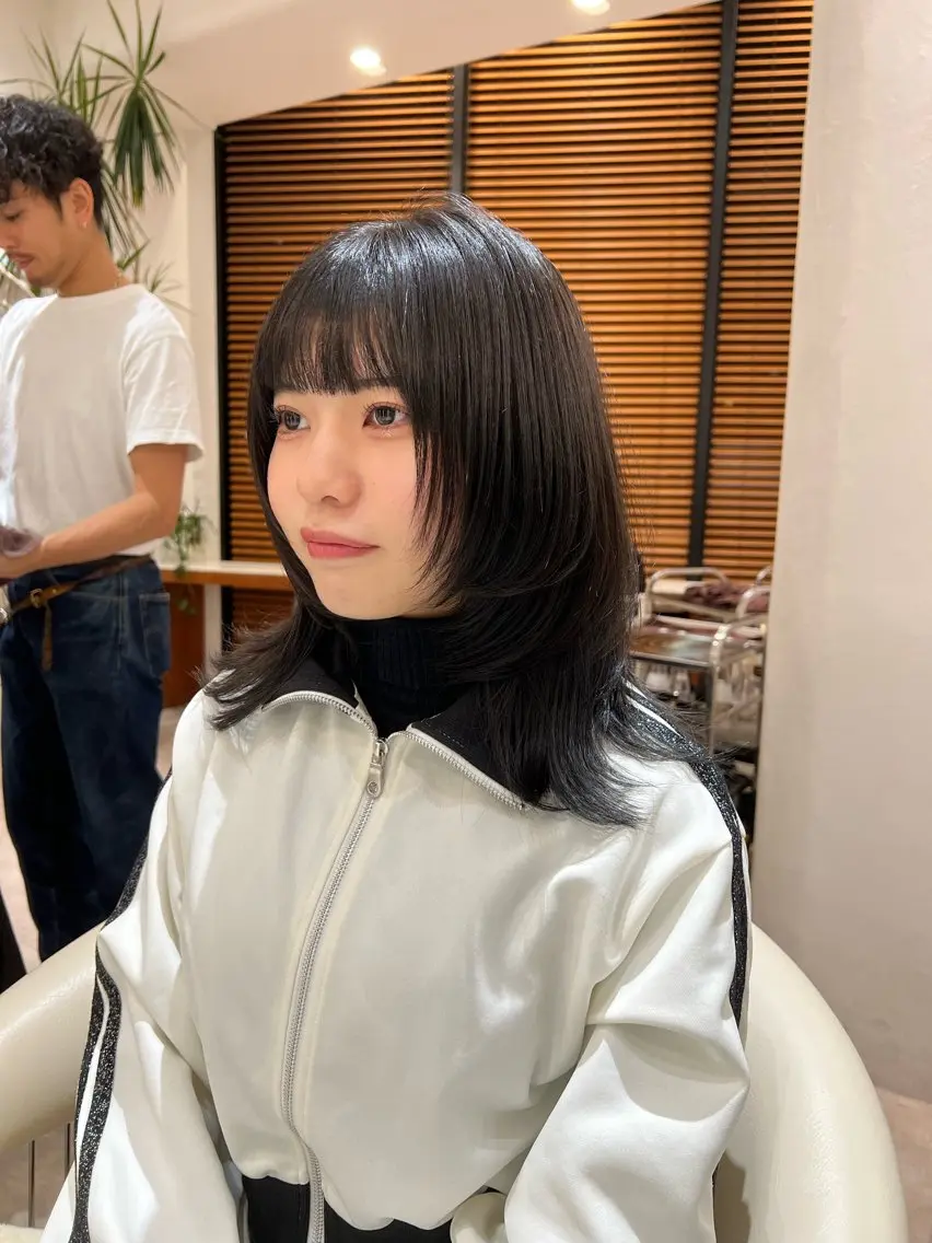 ミディアム カラー 黒髪 ブルーカラー ブルーブラック ダークグレー ダークグレージュ 韓国レイヤー🇰🇷 韓国研修◎渋谷カイトのヘアスタイル