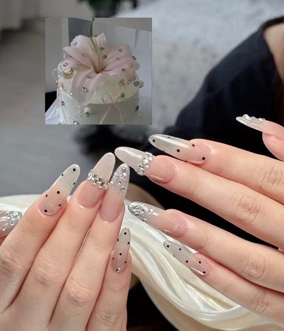 ネイル アートネイル チークネイル ドット フットネイル フレンチネイル ハンドネイル フットネイル 🌱Rina🎀 Mikaのネイルデザイン