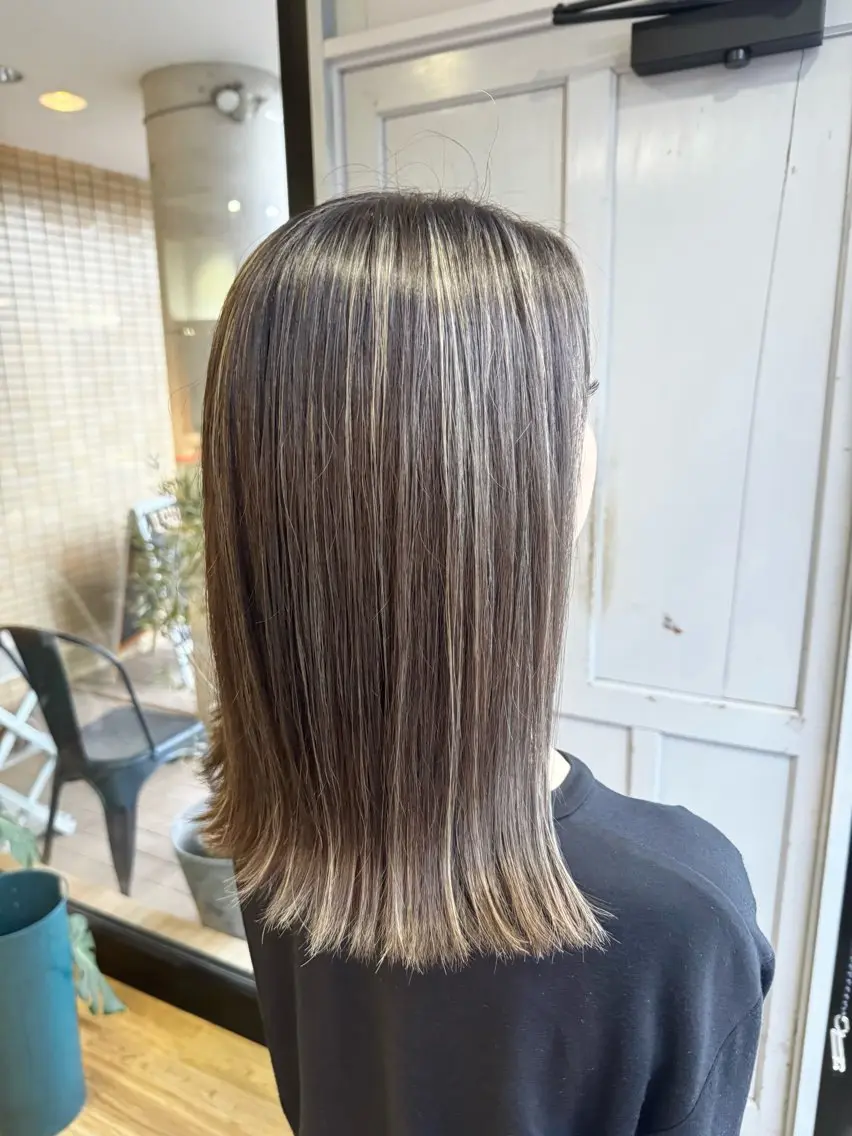 ロング カラー アッシュ アッシュグレー ヘアカラー トリートメント ツキダテ ユイのヘアスタイル