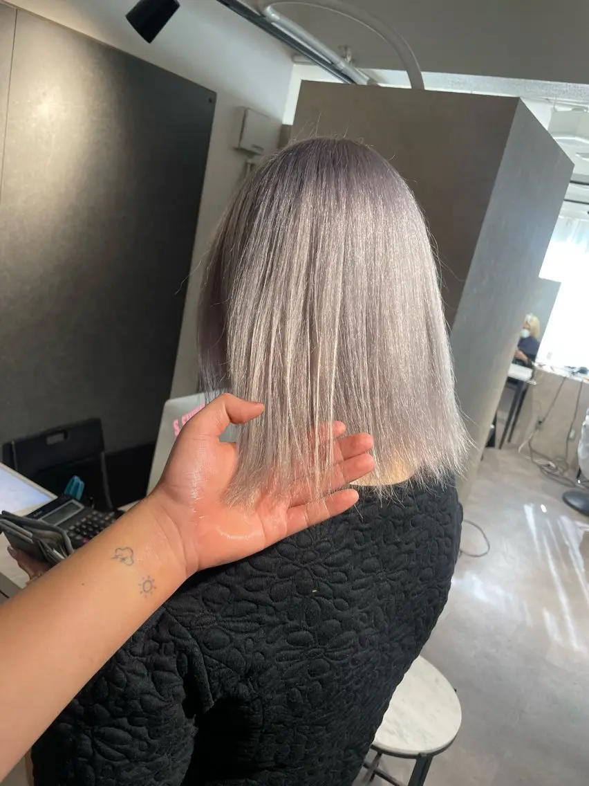ミディアム カラー シルバー ホワイトシルバー ヘアカラー 🇰🇷ハイトーン× 韓国レイヤー레이어드のヘアスタイル
