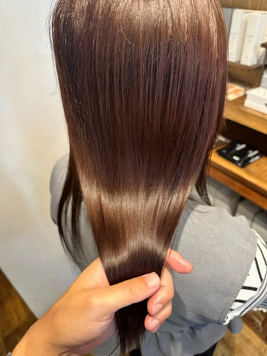 セミロング カラー なるお 髪質改善ストレートのヘアスタイル