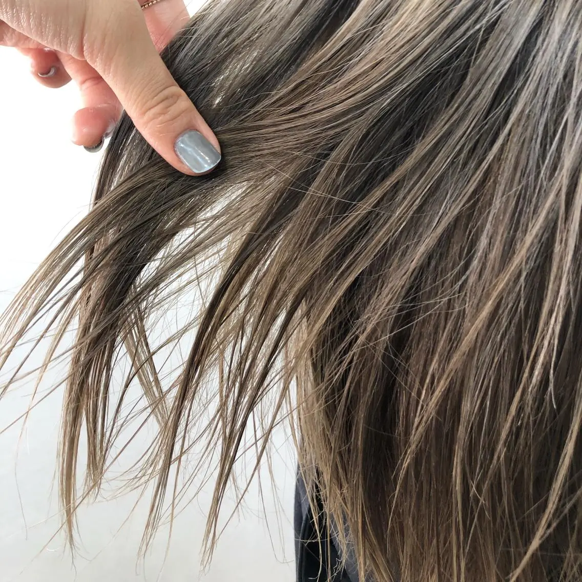 ミディアム カラー ハイライトカラー ハイライト ヘアカラー トリートメント ブリーチカラーレイヤ ーカット🦋annaのヘアスタイル