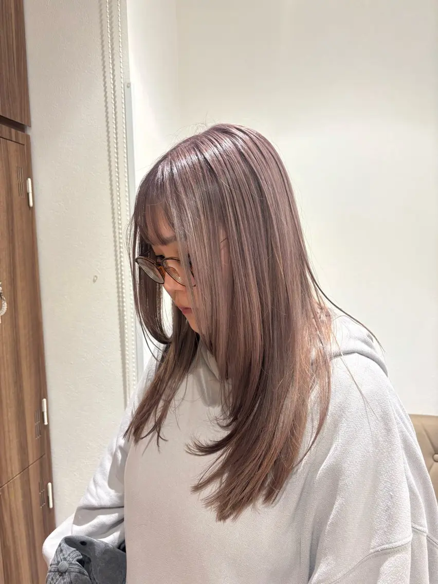 ロング カラー ベージュカラー ブリーチ カット ヘアカラー 根本 弥英のヘアスタイル