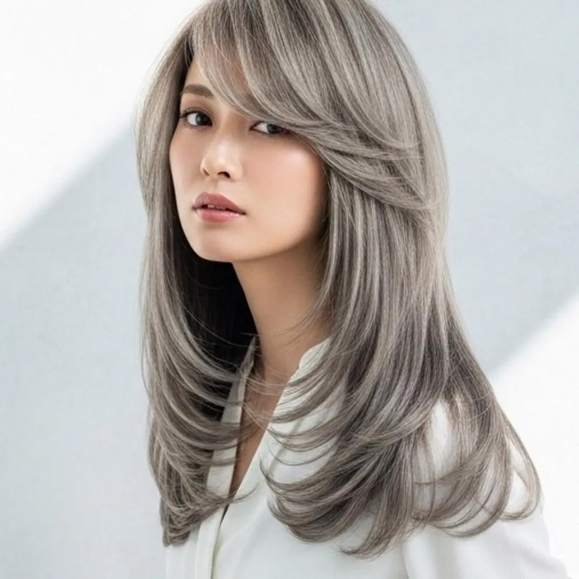 ロング カラー ロングレイヤー 透明感カラー ハイライトカラー メッシュ シルバー カット ヘアカラー トリートメント ショートが上手い人/ 似合わせの達人/ロキのヘアスタイル