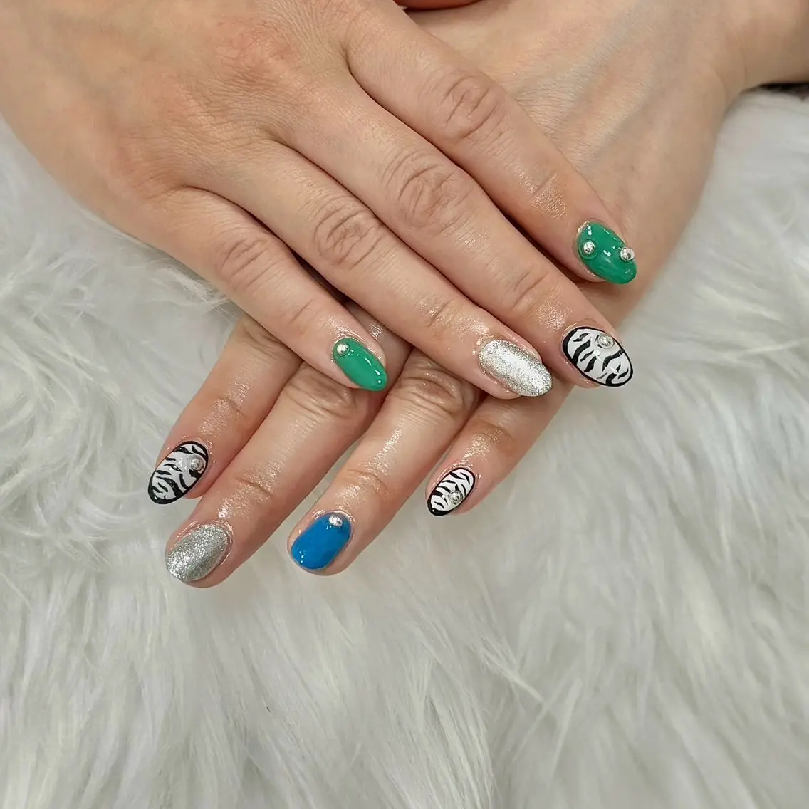 ネイル アニマル柄 ブルー カジュアル グリーン ラメ(グリッター) ハンドネイル PROVE NAIL 爪整体のネイルデザイン