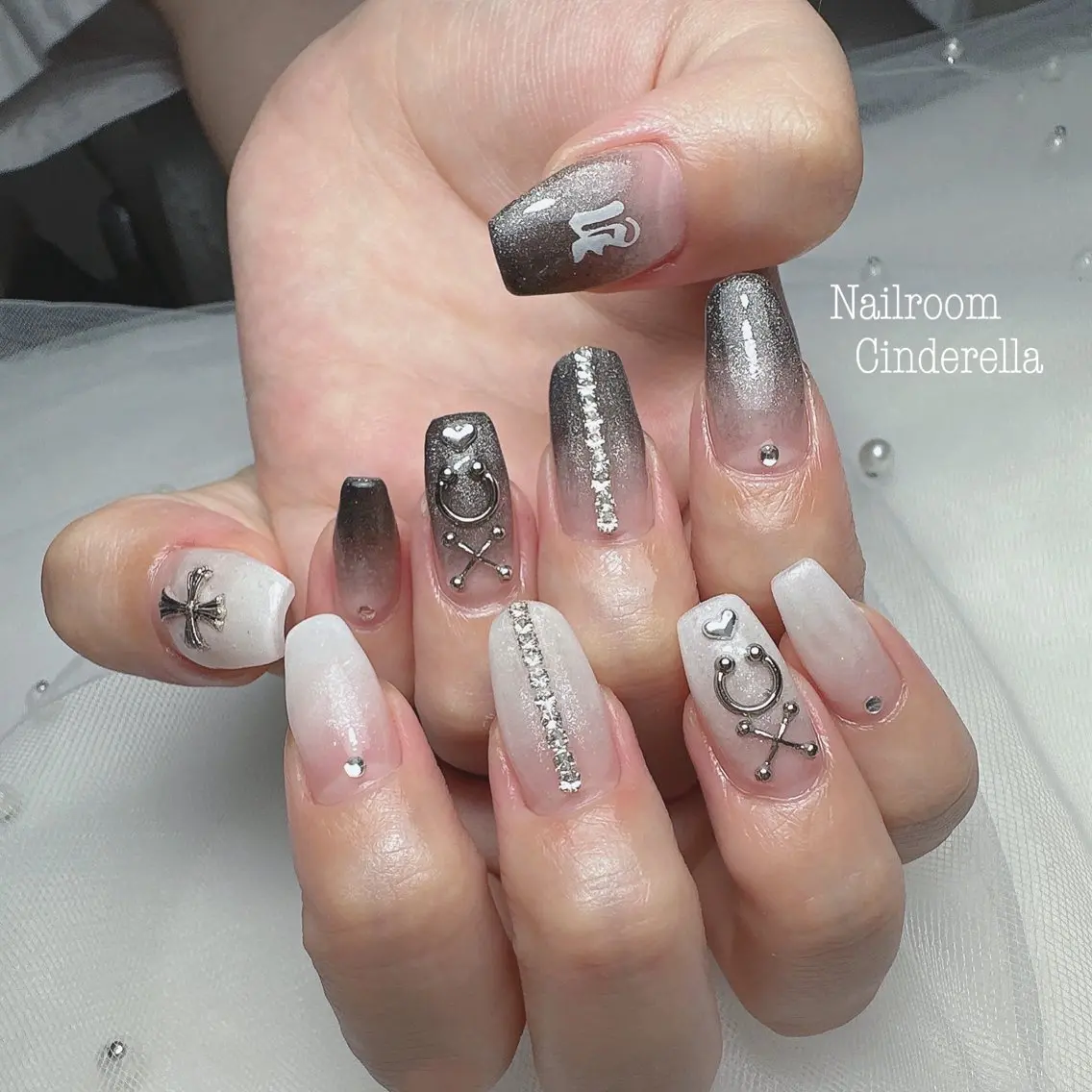 ネイル ホワイト Nailroom. Cinderellaのネイルデザイン