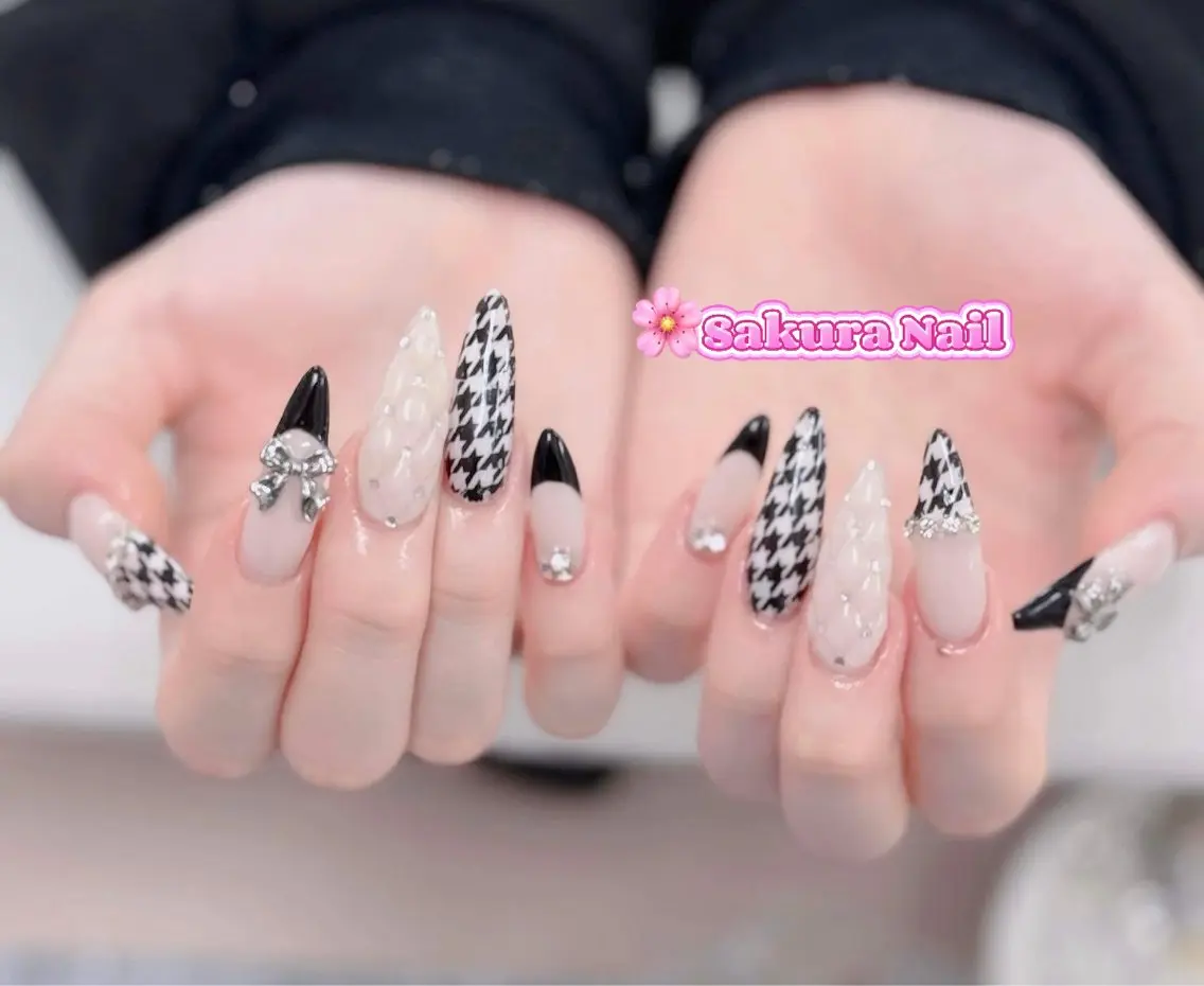 ネイル アートネイル オーロラネイル ボルドー チークネイル フレンチネイル ハンドネイル Sakura Nail Salonのネイルデザイン