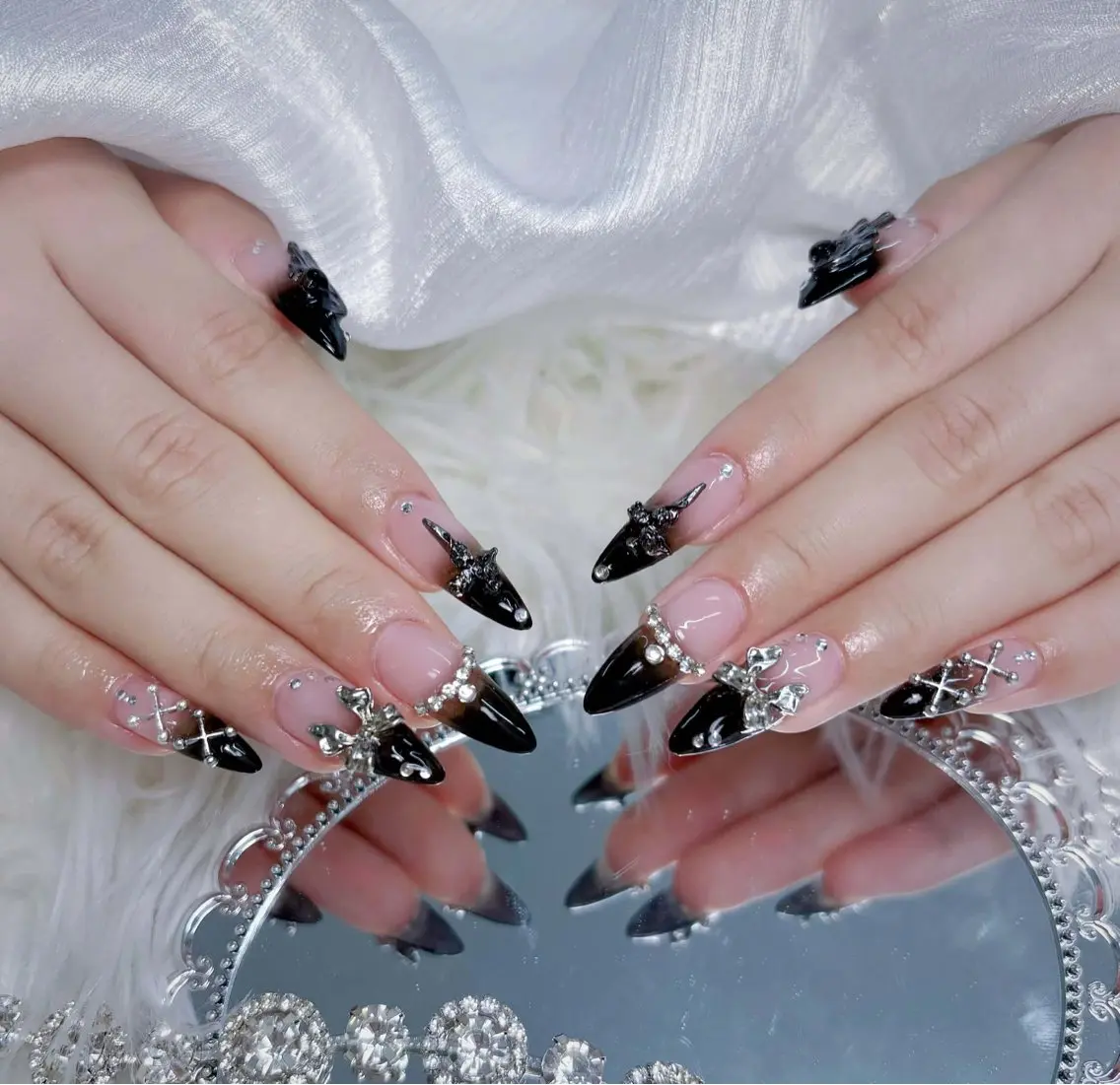 ネイル フレンチネイル ジェルネイル グラデーション 氷ネイル・うるうるネイル キラキラネイル ハンドネイル ハンドケア Nova Nailのネイルデザイン