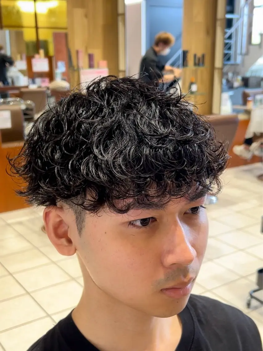 ミディアム パーマ メンズ ミディアムパーマ メンズパーマ 波巻きパーマ 福井 太暉のヘアスタイル