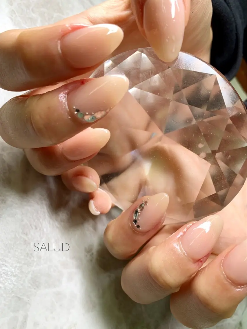 ネイル ストーンネイル ハンドネイル Nail Salon SALUDのネイルデザイン